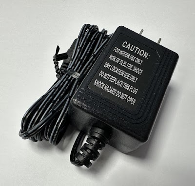 12V ADAPTOR(1A直向) 1.8M